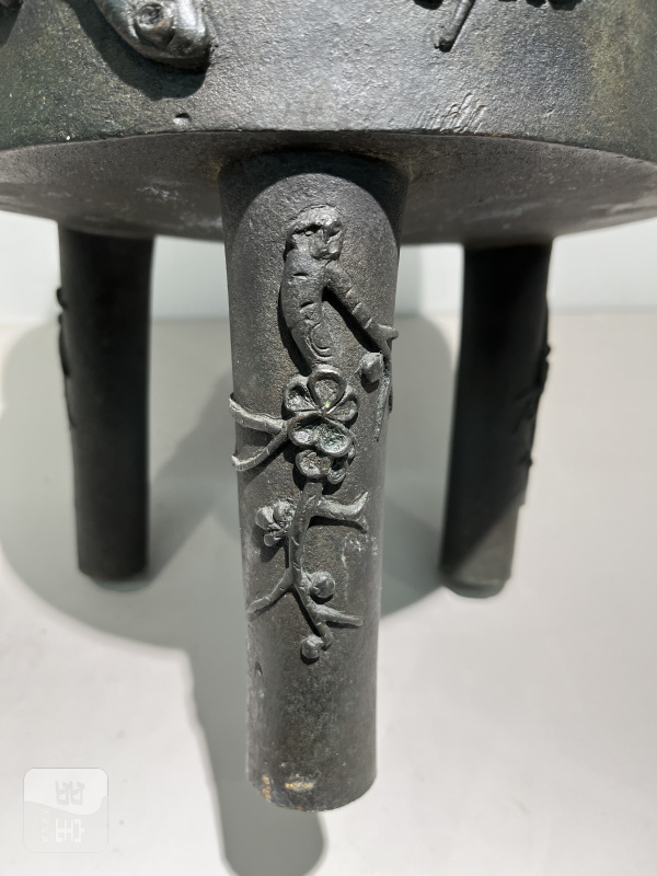 明 高浮雕梅枝纹冲天耳鼎式炉 - 图10